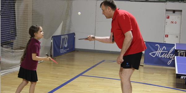 Соколова Ливия на тренировке по настольному теннису