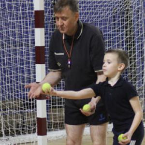 На тренировке тренер Евгений Казаков с детьми